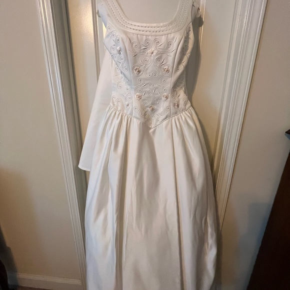 Michaelangelo Wedding dress Ivory Size 8, veil and petticoat - Picture 2 of 9